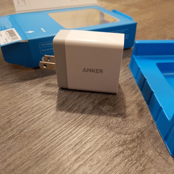 Anker 2 Port Wall Charger with Foldable Plug - Picture 6 of 10